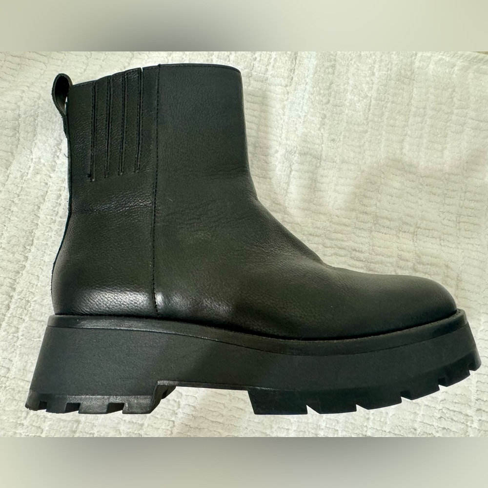 Vince Camuto Botties Size 6